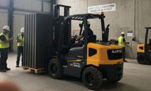 Rough-Terrain-Forklift-Used-on-Construction-Sites