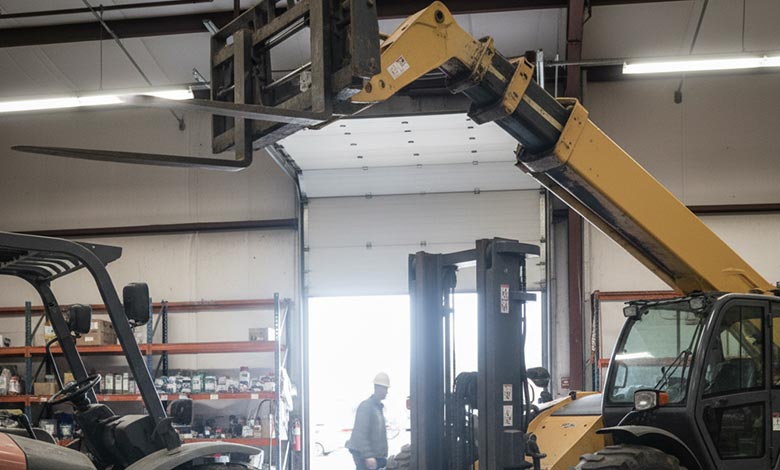A diagram showing the vertical lift of a forklift mast vs. the angled reach of a telehandler boom