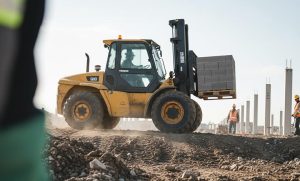 Rough-Terrain-Forklifts-Used-on-Construction-Sites