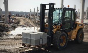 Rough-Terrain-Forklifts-on-Construction-Sites