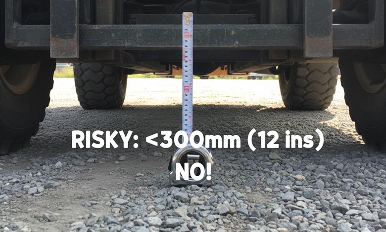 A measuring tape showing the 350mm ground clearance on a BLANC-ELE forklift axle.