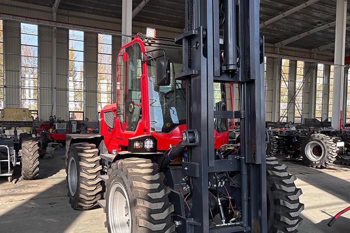 blanc-ele-Heavy-Duty-Rough-Terrain-Forklifts