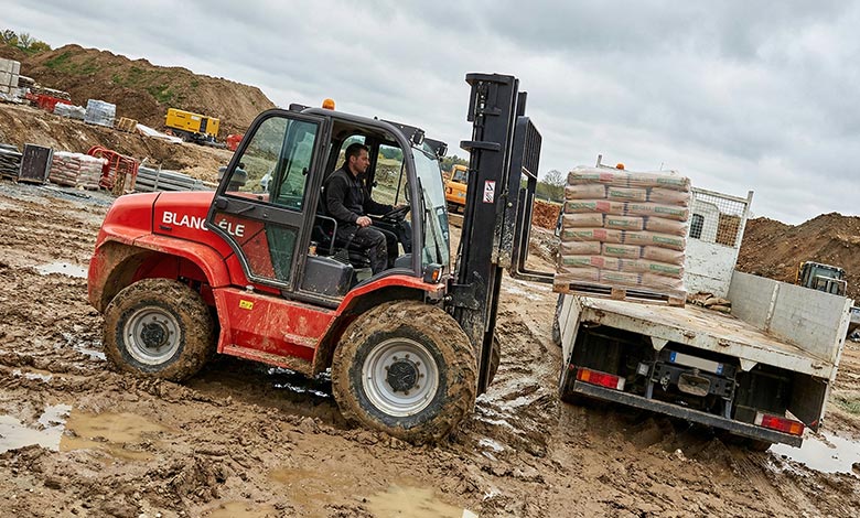 blanc-ele-Rough-Terrain-Forklifts-with-Side-Shifter