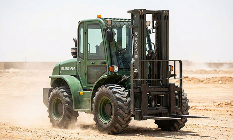 diesel 4x4 rough terrain forklift working under extreme heat in desert construction site, built for high-temperature and dusty environments