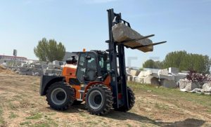 BLANC-ELE-rough-terrain-forklift-working-in-stone-yard