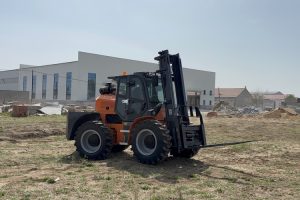 Off-road rough terrain forklift for outdoor work