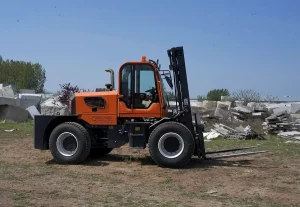 Heavy-duty rough terrain forklift side profile for 5 ton and 7 ton outdoor work comparison