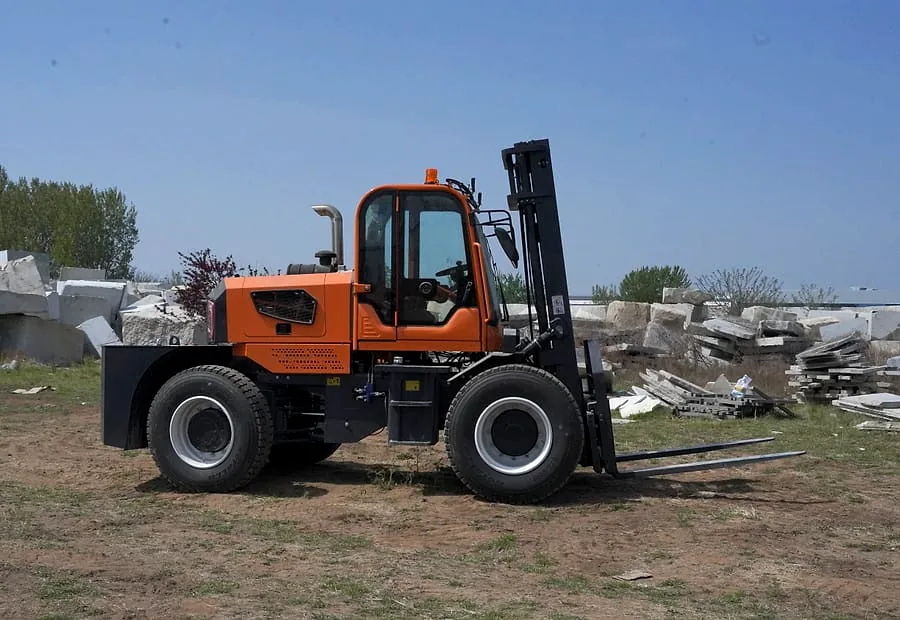 Heavy-duty rough terrain forklift side profile for 5 ton and 7 ton outdoor work comparison