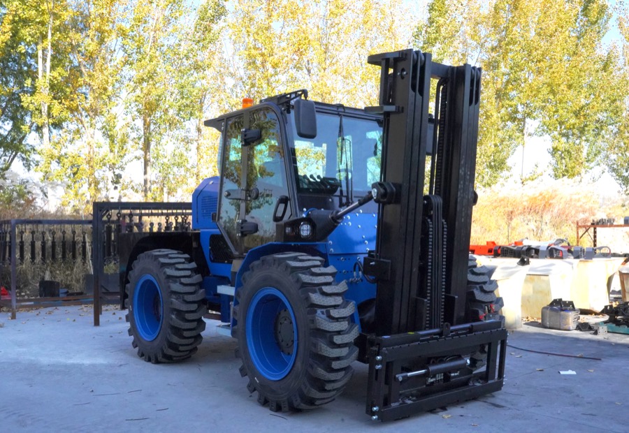 Outdoor warehouse yard forklift for mixed ground and loading routes