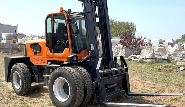 BLANC-ELE RT70 rough terrain forklift showing the larger site-access envelope of a 7-ton-class machine