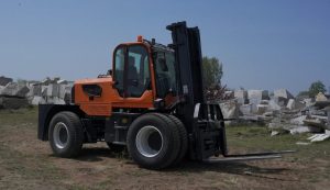 BLANC-ELE RT70 4WD rough terrain forklift at an outdoor worksite