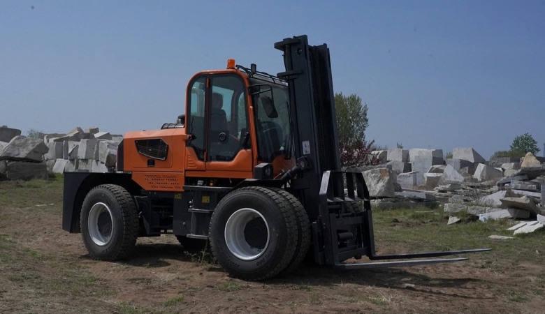 BLANC-ELE RT70 4WD rough terrain forklift at an outdoor worksite